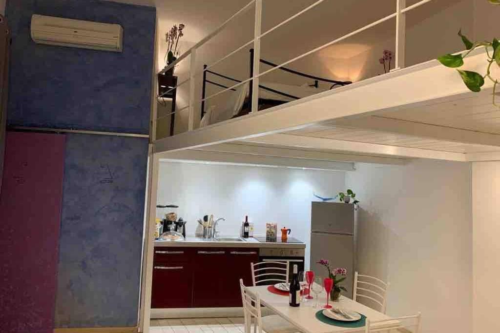 Small Mezzanine Apartment Colosseo Rome Exterior photo